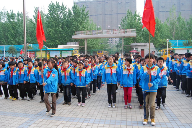 洛陽(yáng)東方外國(guó)語(yǔ)學(xué)校少先隊(duì)建隊(duì)儀式入場(chǎng)