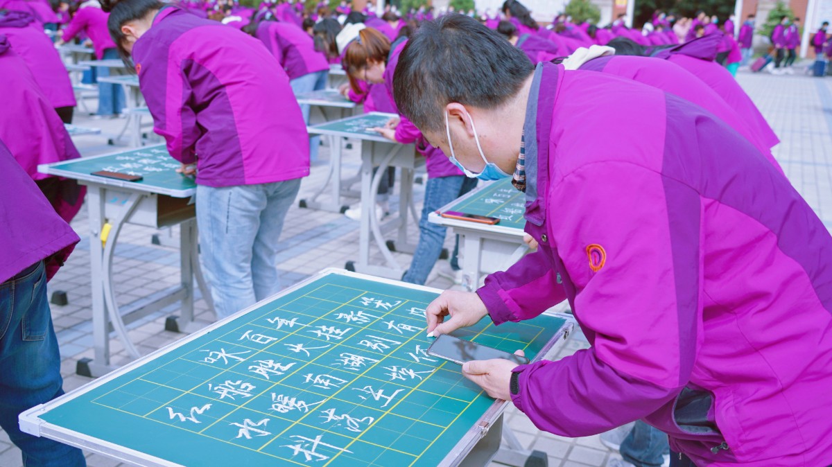 翰墨獻(xiàn)禮 紅色韶華—洛陽東外小學(xué)部迎建黨100周年現(xiàn)場書法活動(dòng)